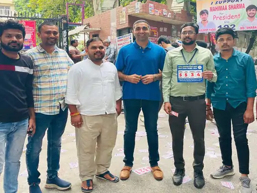 दिल्ली यूनिवर्सिटी में जोधपुर से भी NSUI कार्यकर्ता प्रचार प्रसार के लिए पहुंचे हैं।