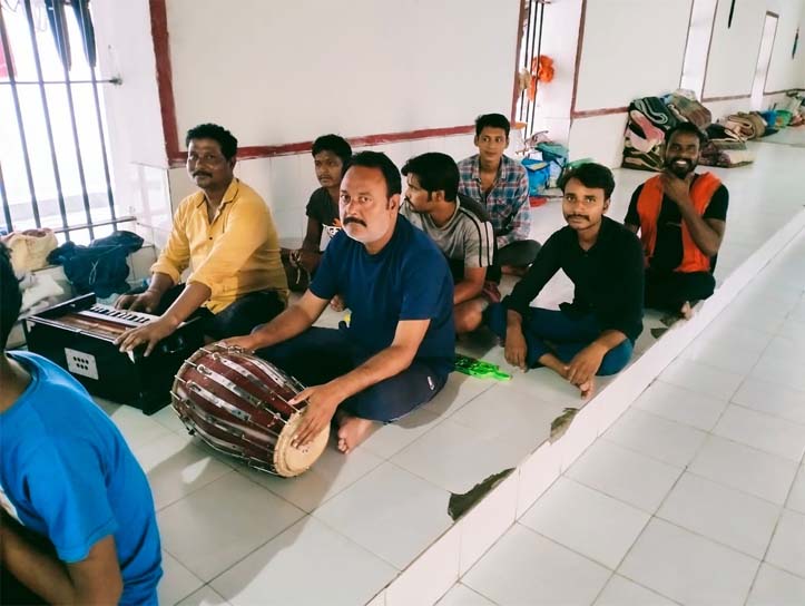 जिला जेल के बैरक में भजन किर्तन करते हुए बंदी
