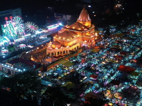 भोपाल के बिट्‌टन मार्केट में राम मंदिर की भव्य झांकी बनाई गई है।