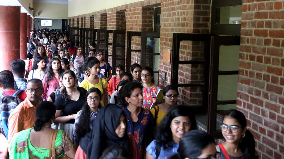 नोटिफिकेशन में कहा गया है, 'ये दिशा-निर्देश सिर्फ PhD प्रोग्राम के अलावा दूसरे एकेडमिक प्रोग्राम में पढ़ने वाले स्टूडेंट्स पर लागू होंगे।'