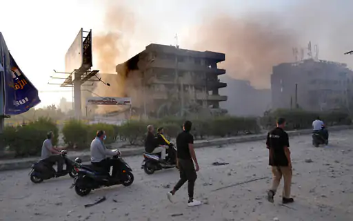 इजराइल ने रविवार सुबह बेरूत में हिजबुल्लाह के ठिकानों पर एयरस्ट्राइक की। इस दौरान हथियारों के ठिकानों को निशाना बनाया गया।