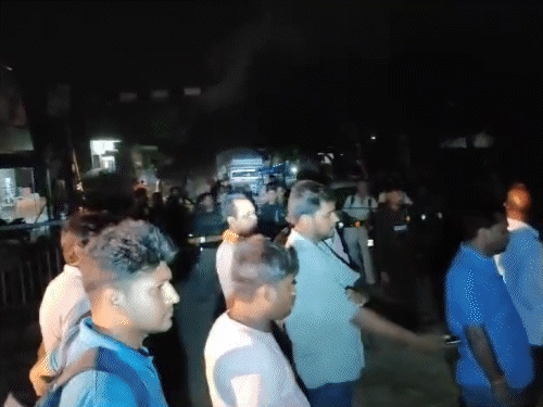 लोको पायलटने ट्रेन 20 फूट आधीच थांबवली.