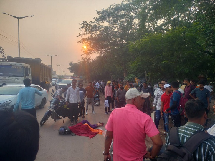 दुर्घटना स्थल पर पड़ा युवती का शव और लगी भीड़।