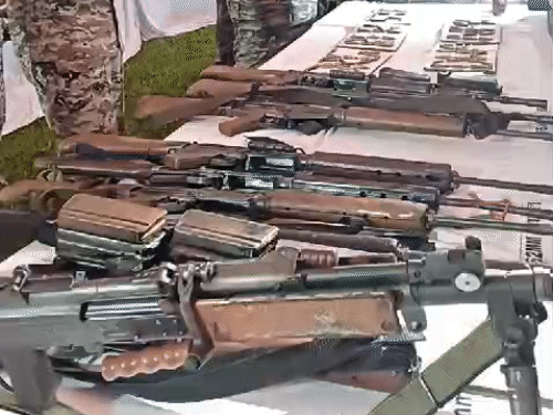 मुठभेड़ के बाद सर्चिंग में जवानों ने नक्सलियों के शवों के पास से बड़ी मात्रा में हथियार बरामद किए हैं।