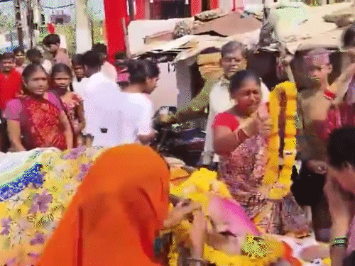 इस दौरान कई महिलाओं की आंखों में आंसू आ गए।