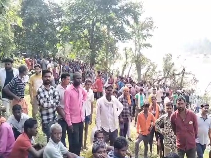 मौके पर ग्रामीणों की भीड़