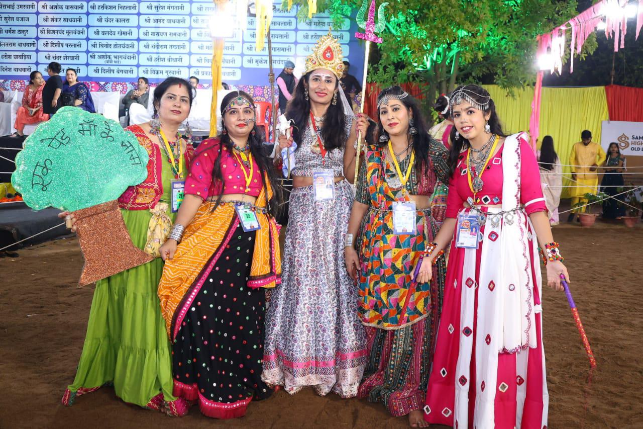 पीएम मोदी की मुहिम एक पेड़ मां के नाम अभियान थीम पर युवतियों ने दी परफॉर्मेंस।