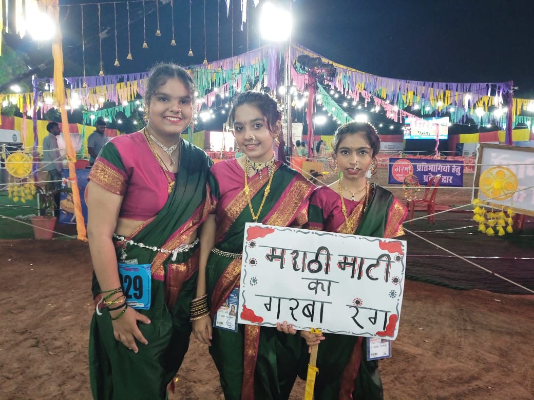 महाराष्ट्र की खुशबू बिखरेती किशोरियां।