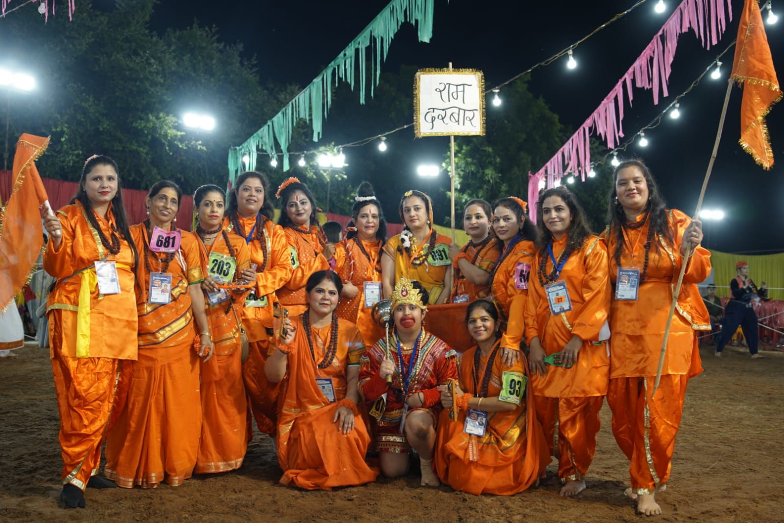 महिलाओं ने सजाया राम दरबार।