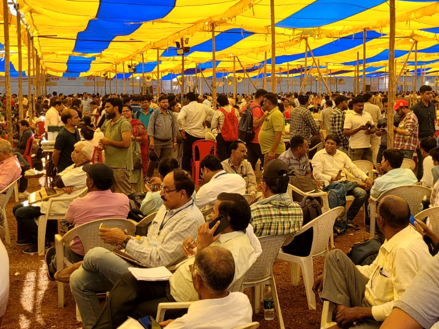 कर्मचारियों का फाइल फोटो। - Dainik Bhaskar