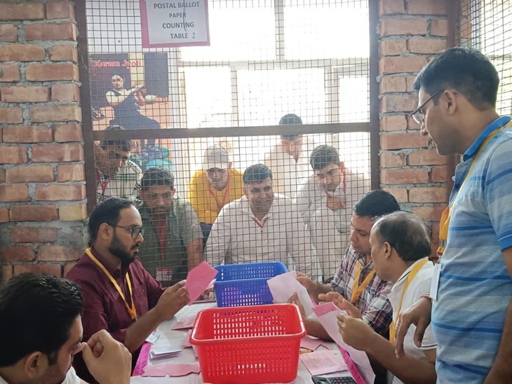 मतगणना केंद्र में बैलेट पेपर की चल रही गिनती - Dainik Bhaskar