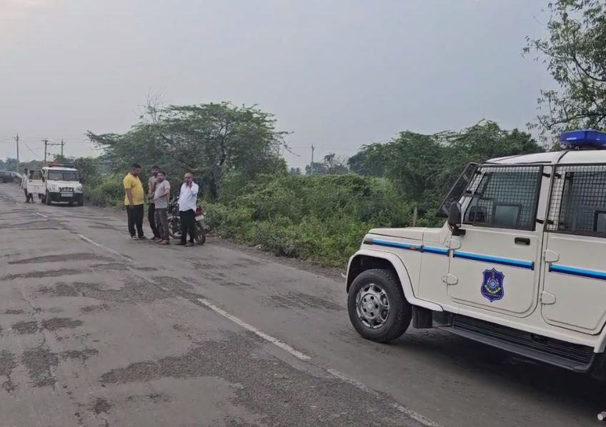 वारदात वाली जगह का मुआयना करती हुई जांच टीमें।