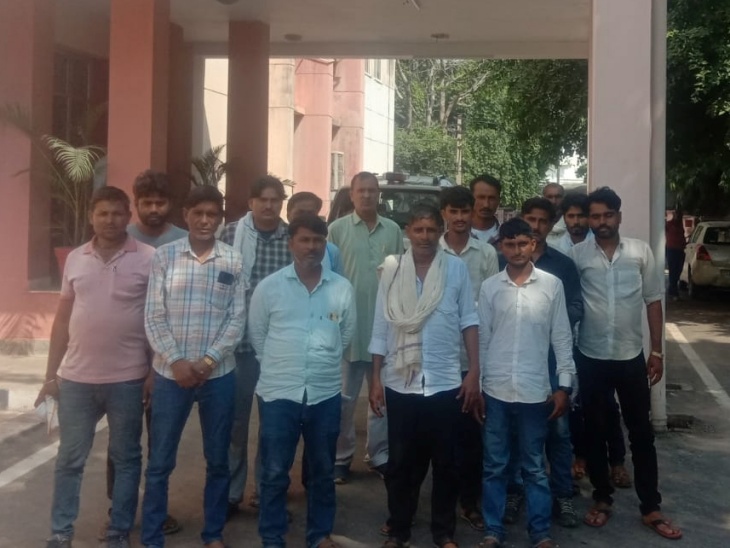 सपोटरा क्षेत्र के ट्रैक्टर-चालकों ने एसपी कार्यालय पर किया प्रदर्शन। - Dainik Bhaskar