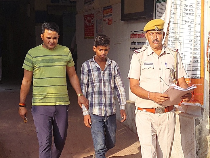 महाविद्यालय की परीक्षा में डमी परीक्षार्थी पकड़ा। - Dainik Bhaskar