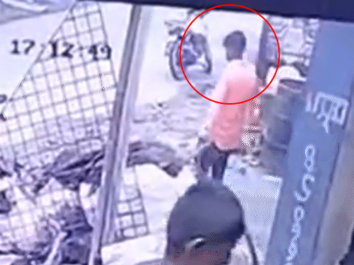 घटना से पहले आरोपी को एक दुकान से साइकिल उठाकर जाते हुए देखा गया। इसका CCTV फुटेज 6 अक्टूबर को सामने आया था।