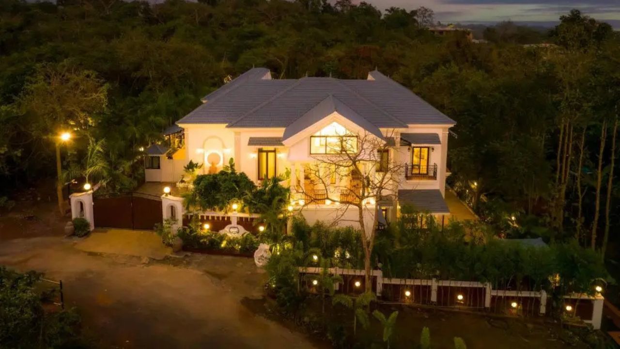 The name of this bungalow of Ajay-Kajol in Goa is Eterna.