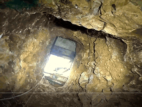 इजराइल की डिफेंस फोर्सेस ने दावा किया है कि उन्होंने हिजबुल्लाह की टनल्स को तबाह किया है।