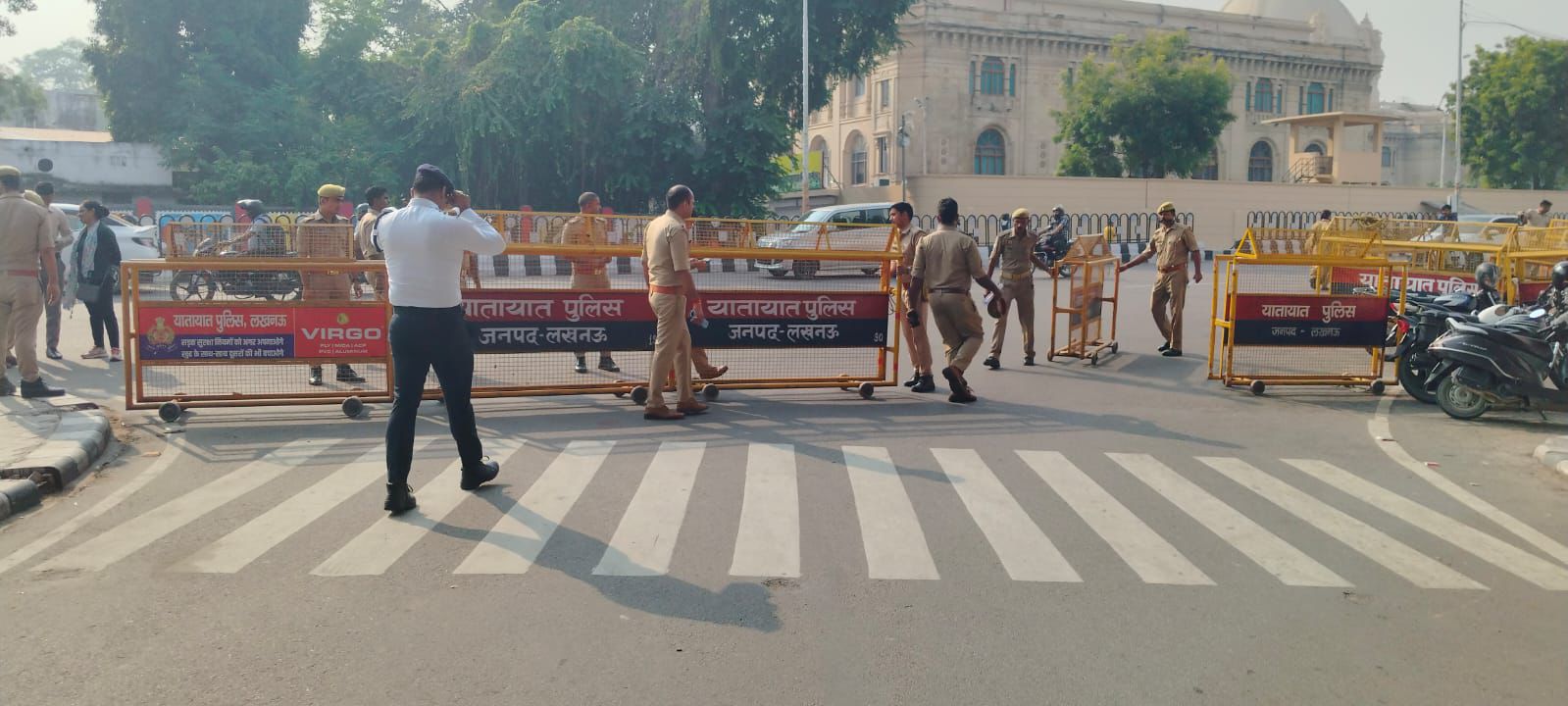 Bhole Baba appears Lucknow hathras death judicial commission | हाथरस सत्संग में भगदड़ और मौत का मामला: लखनऊ में न्यायिक आयोग के सामने भोले बाबा की पेशी; सुरक्षा के कड़े ...