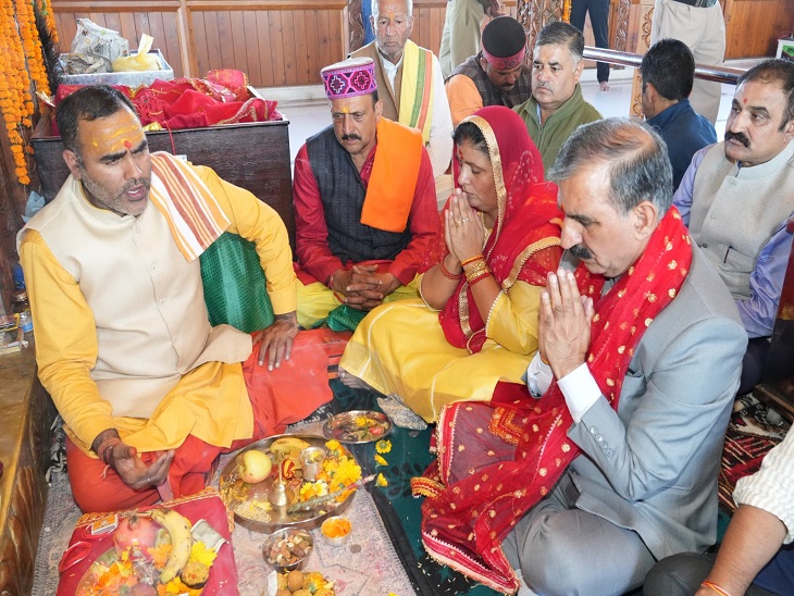 CM सुक्खू तारादेवी मंदिर में पूजा-अर्चना करते हुए