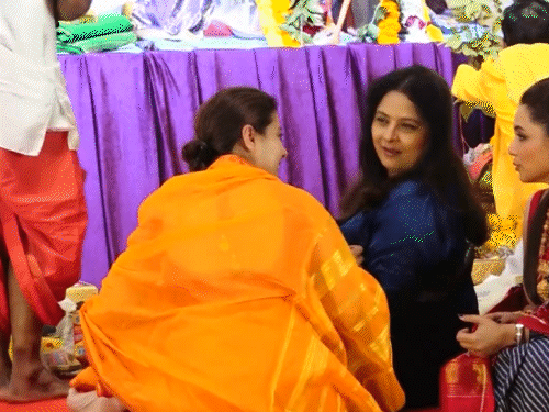 काजोल-राणी माता राणीच्या भक्तीत लीन आहेत.