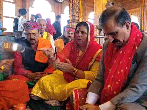 सीएम सुक्खू अपनी पत्नी के साथ तारादेवी मंदिर में पूजा अर्चना करते हुए