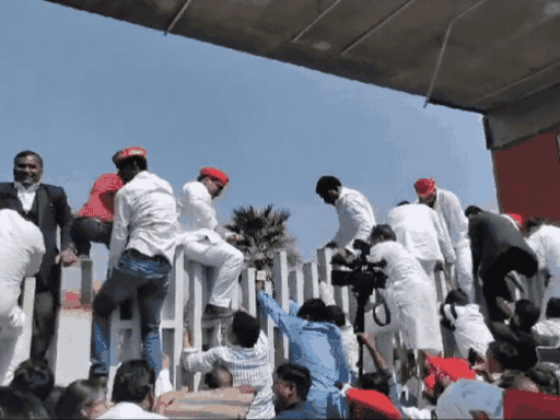 अखिलेश के साथ तमाम सपा कार्यकर्ता भी गेट फांदकर भीतर गए थे।