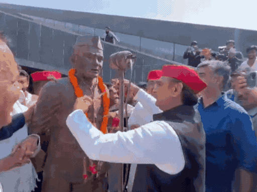 सेंटर में जय प्रकाश नारायण की प्रतिमा है। पिछले साल अखिलेश ने माल्यार्पण किया था।