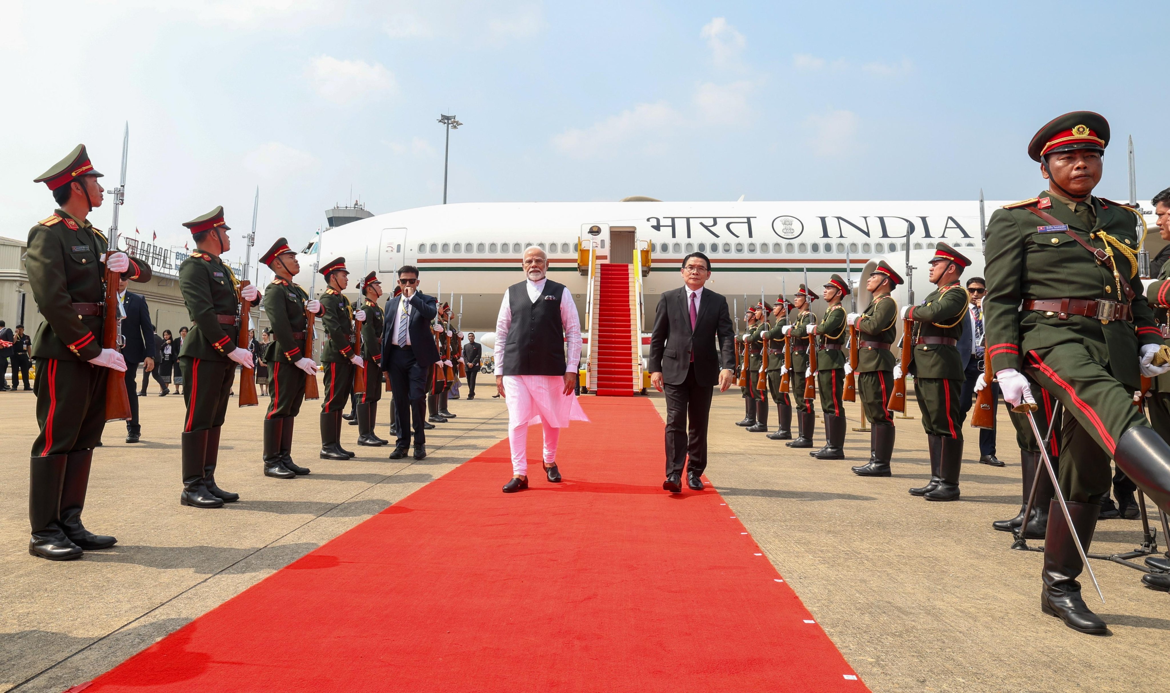 On reaching Laos, PM Modi was welcomed with a guard of honour.