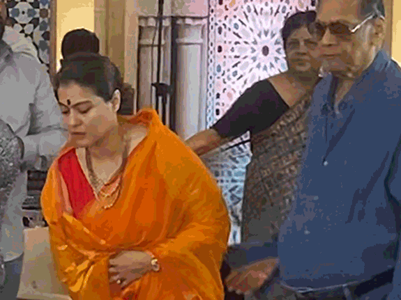 पिवळ्या रंगाच्या साडीत काजोल खूपच सुंदर दिसत होती.