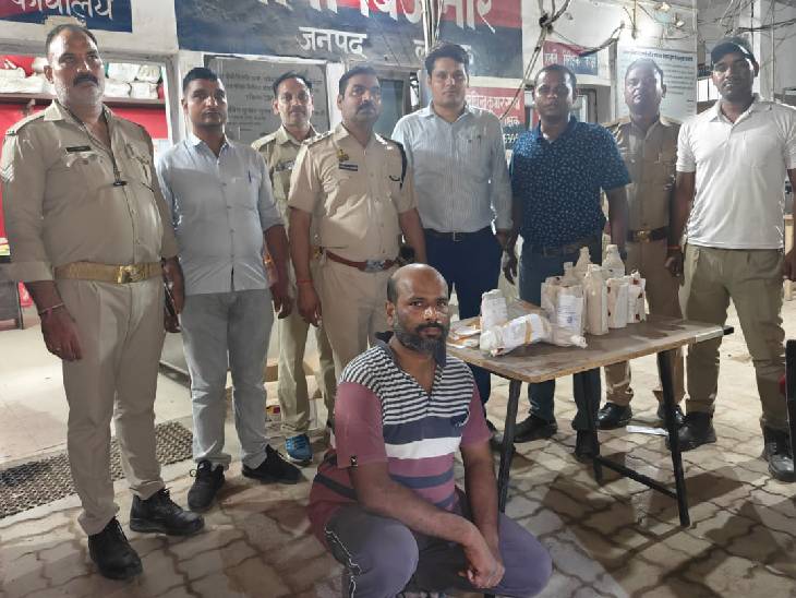 आबकारी टीम ने नकली शराब बेचने वाले को भी गिरफ्तार कर लिया है।