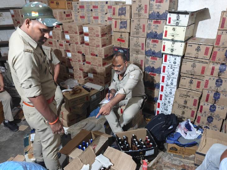आबकारी विभाग की टीम ने छापेमारी कर बड़ी मात्रा में नकली शराब बरामद की।