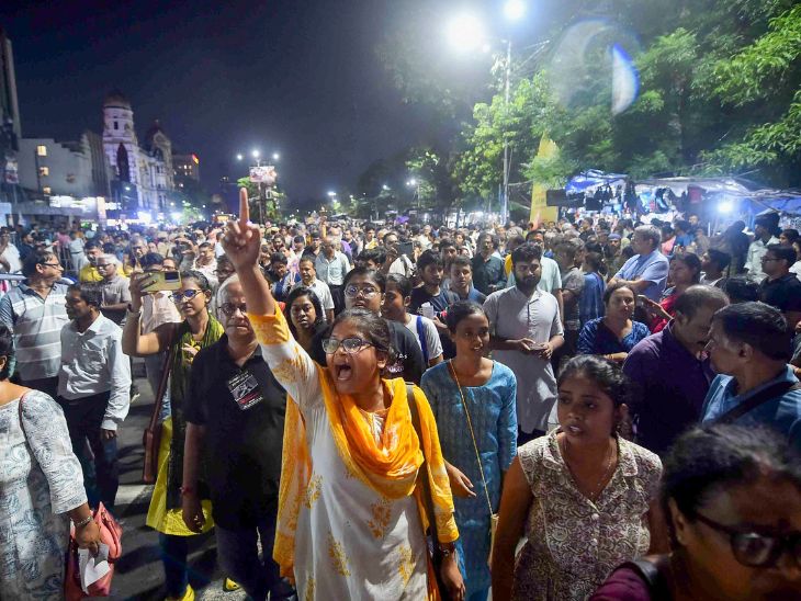 भूख हड़ताल पर बैठे डॉक्टरों के समर्थन में अन्य जूनियर डॉक्टरों ने राज्य सरकार के खिलाफ गुरुवार रात प्रोटेस्ट किया। - Dainik Bhaskar
