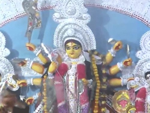 पश्चिम बंगाल के सिलिगुड़ी में भारत सेवाश्रम आश्रम में दुर्गा मां का पंडाल लगाया गया।