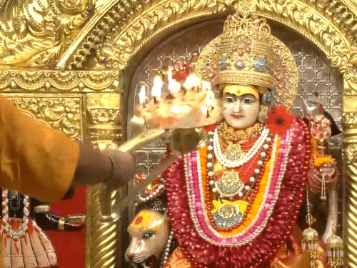 दिल्ली के झंडेवाला देवी मंदिर में मां दुर्गा की नवमी पर आरती की गई।