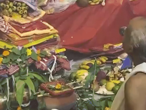 वेस्ट बंगाल के बीरभूम में देवी मां के पंडाल में पूजा और आरती की गई।