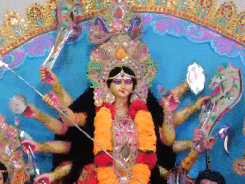 मणिपुर के इंफाल में कालीमाई मंदिर में दुर्गा पूजा पंडाल सजाया गया।