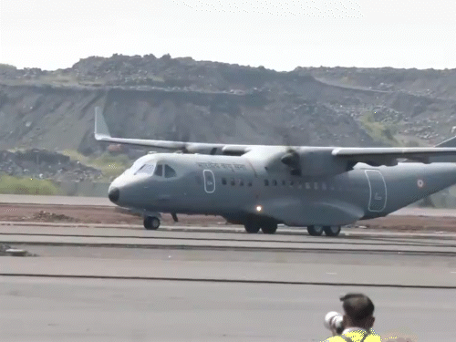 भारतीय वायुसेना का ट्रांसपोर्ट कैरियर C295 दोपहर 12.14 बजे एयरपोर्ट के साउथ रनवे 26 पर उतरा। - Dainik Bhaskar