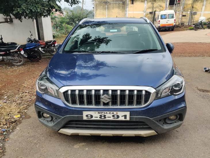 पुलिस ने कार क्रमांक एमपी-51 सीए-9891 को जब्त कर लिया है।