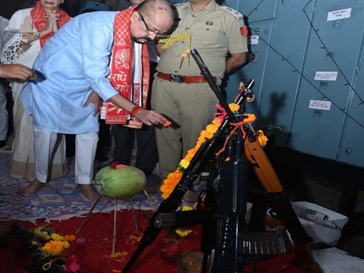 राज्यपाल रामेन डेका ने की बंदूकों की पूजा।