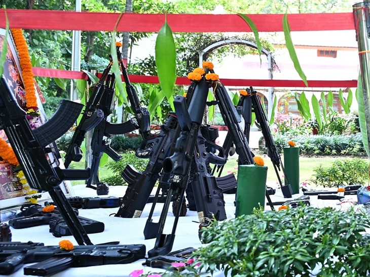 मुख्यमंत्री निवास में रखे गए हथियार।