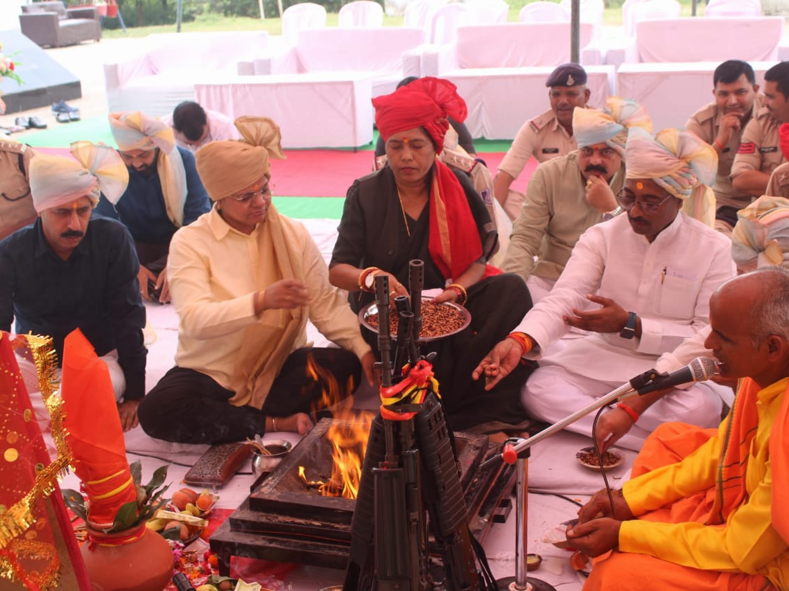 Arms worship in Singrauli Police Line सिंगरौली पुलिस लाइन में शस्त्र