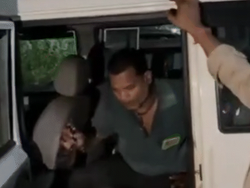 नशे में धुत मिले आबकारी उड़नदस्ता दल के 
पुलिसकर्मी। - Dainik Bhaskar