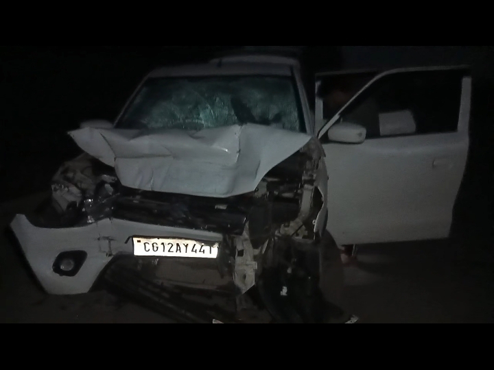 कोरबा जिले में बीती रात सड़क के किनारे खड़े हाइवा से एक कार जा टकराई।