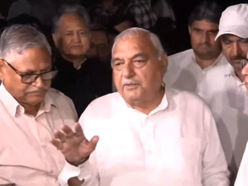 मुख्यमंत्री भूपेंद्र हुड्डा दिल्लीत ईव्हीएम नेटवर्क मीडियाशी बोलले आहेत, त्यांचे प्रदेशाध्यक्ष उदय भानही उपस्थित आहेत.