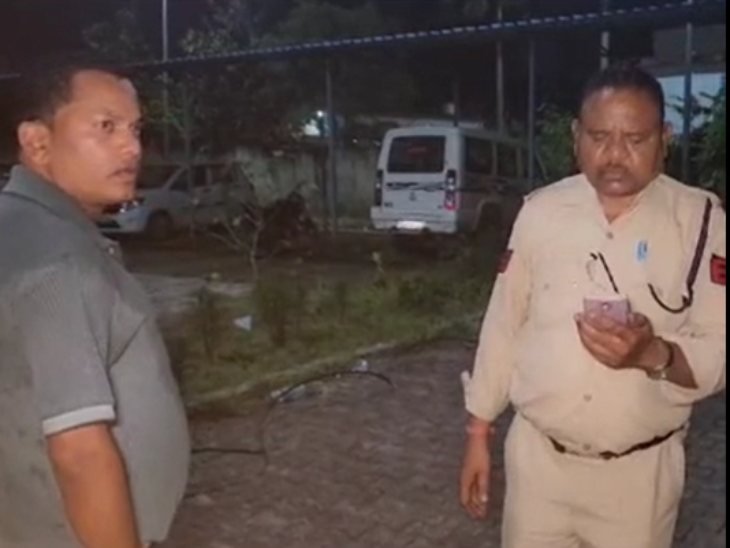 अवैध शराब पकड़ने वाले पुलिसकर्मी खुद शराब पीकर शहर में घूमते रहे।