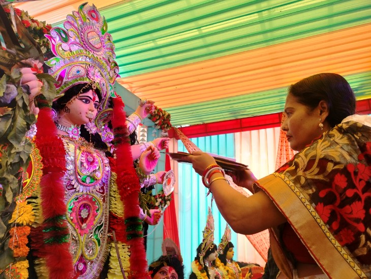 Married women bid farewell to Durga Maa by playing with Sindoor | सिंदूर  खेल सुहागिन महिलाओं ने दुर्गा मां को दी विदाई: जमकर किया धुनुची डांस,  बंगाली समाज ने मनाया ...