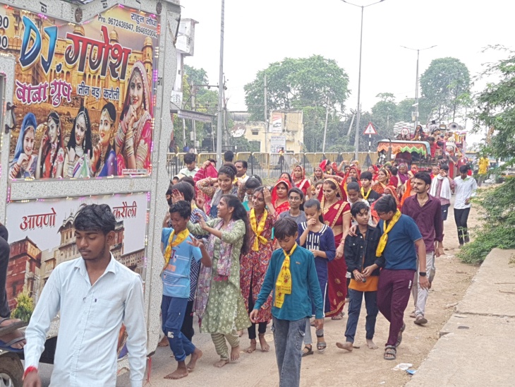 यात्रा में नाचते हुए चले भक्तगण।