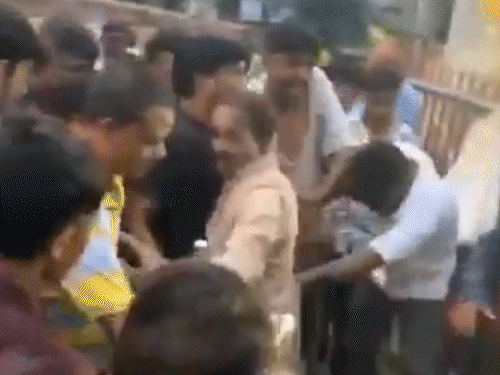 सोशल मीडिया पर वायरल वीडियो में दिख रहा है कि भीड़ ने चारों तरफ से विक्टिम को घेर रखा है। उसकी मां उसे बचाने के लिए उसके ऊपर लेट गईं, जबकि उसके पिता लोगों को दूर करने की कोशिश करते रहे। - Dainik Bhaskar