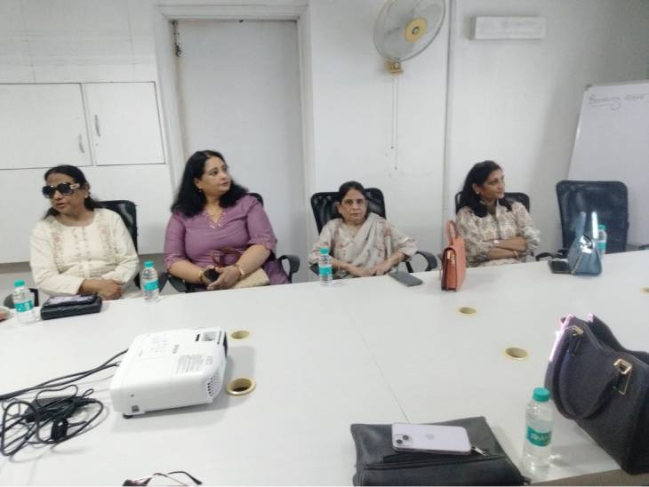 महिलाओं की मांग थी कि स्कूलों में हिंदी को अनिवार्य किया जाए.