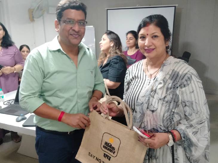 महिलाओं को बारदाना वितरित किया गया।